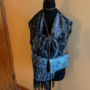 Elegant Blue Paisley Women's Crossbody Bag